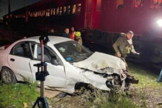 Tren del Recuerdo choca con vehículo en Maipú: conductor ignoró cruce ferroviario y provocó grave accidente