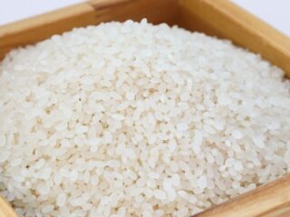 Lavar el arroz antes de cocinarlo: el paso olvidado que mejora tu comida y tu salud