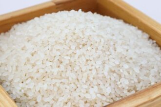 Lavar el arroz antes de cocinarlo: el paso olvidado que mejora tu comida y tu salud
