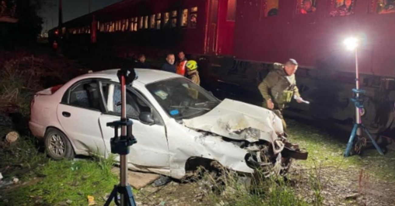 Tren del Recuerdo choca con vehículo en Maipú: conductor ignoró cruce ferroviario y provocó grave accidente