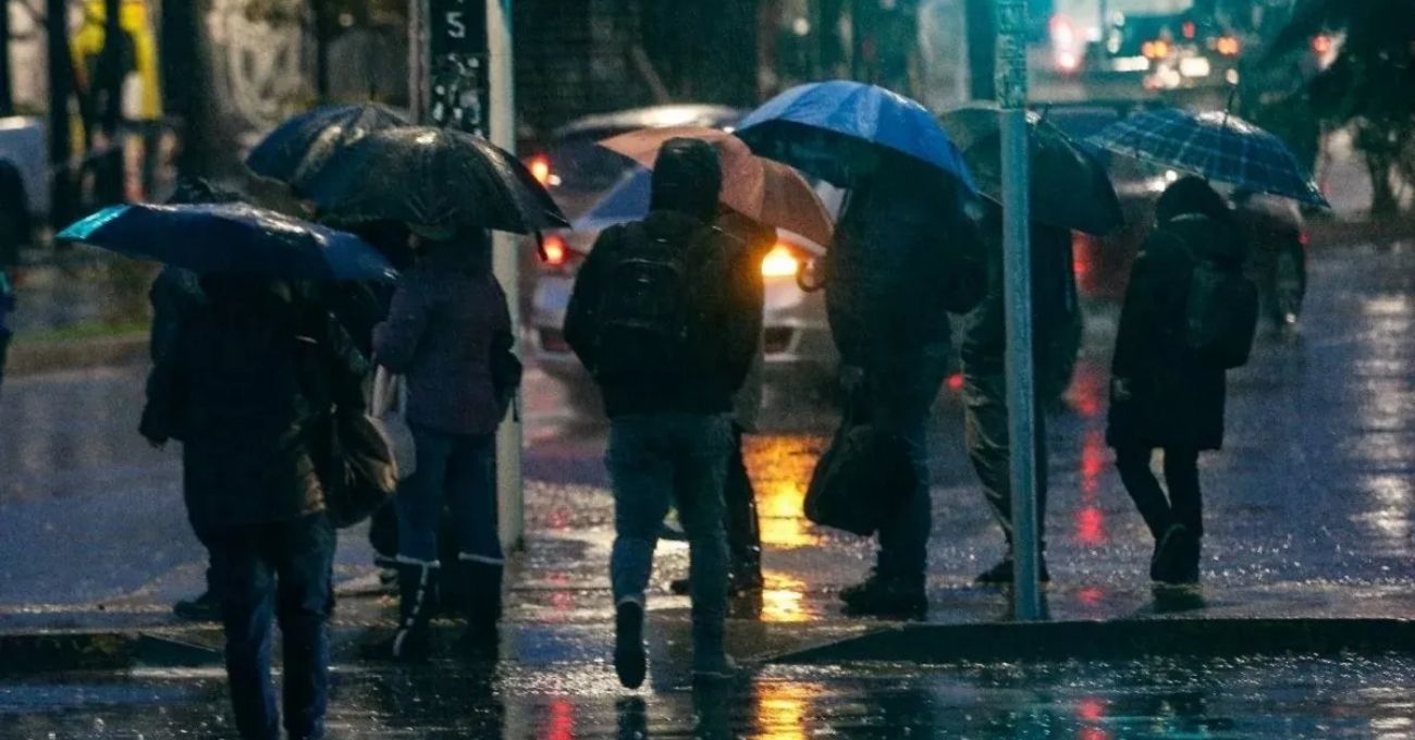 Santiago se prepara para tres días de lluvia según centro meteorológico noruego: ¿Cuánto lloverá y cuándo?
