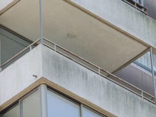 Gobierno anuncia estrictas medidas de seguridad por alarmante aumento de niños que caen de balcones