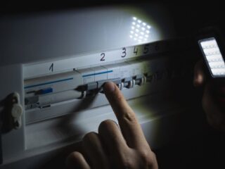 Santiago se blinda ante el sistema frontal: Enel y CGE despliegan equipos por posibles cortes de luz