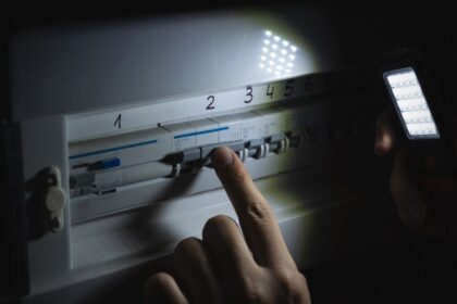 Santiago se blinda ante el sistema frontal: Enel y CGE despliegan equipos por posibles cortes de luz