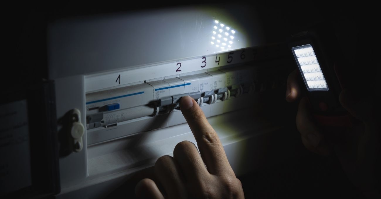 Santiago se blinda ante el sistema frontal: Enel y CGE despliegan equipos por posibles cortes de luz