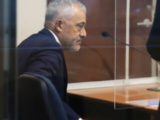 Reprogramación de juicio contra juez que grabó a mujeres en gimnasio