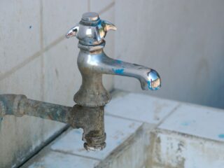Puerto Octay estudia privatizar servicio de agua potable por millonaria deuda
