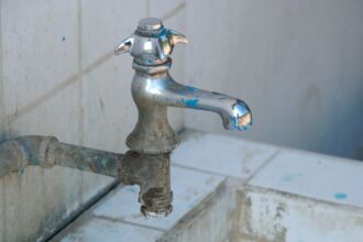 Puerto Octay estudia privatizar servicio de agua potable por millonaria deuda