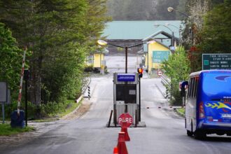 Trabajadores acusan trata de personas en frontera de Argentina