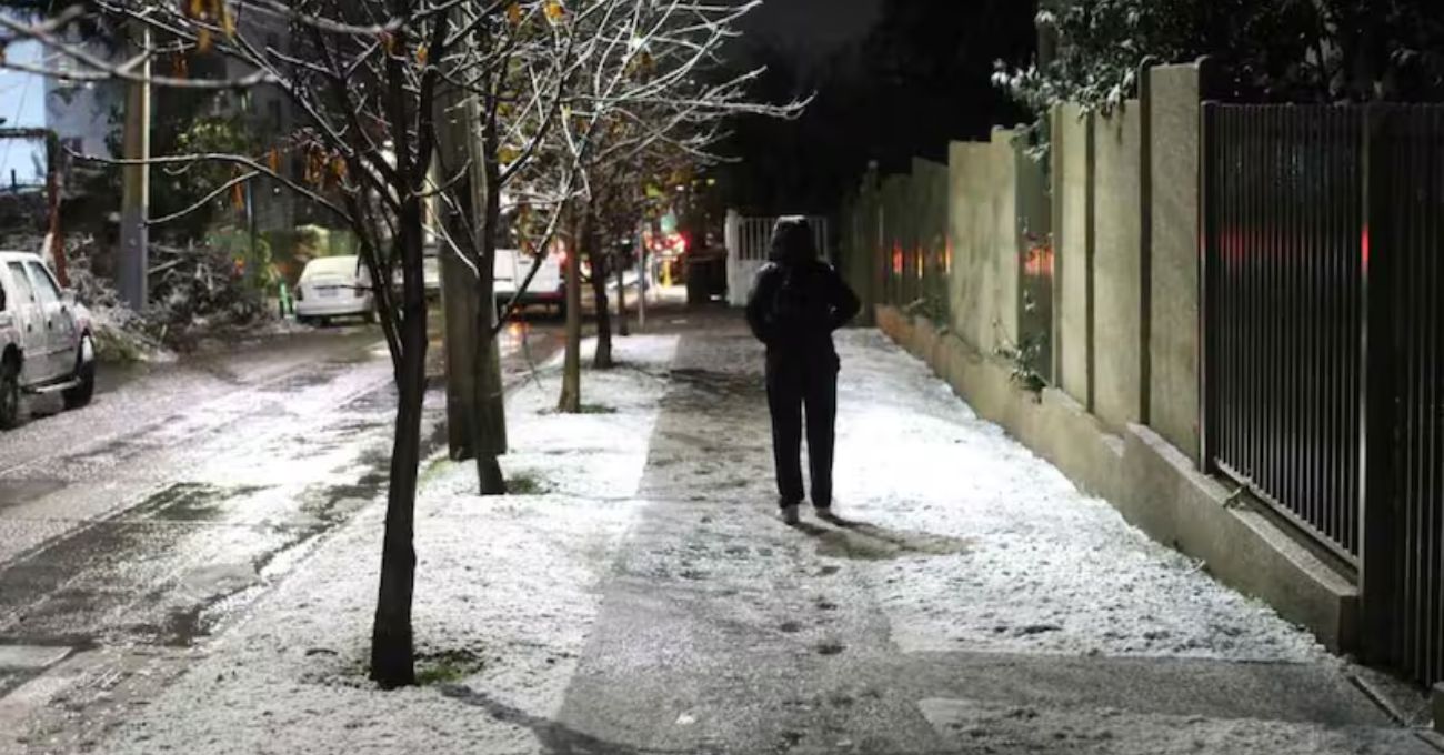 Aumenta probabilidad de aguanieve y nieve en Santiago y alrededores
