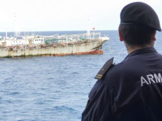 Armada de Chile vigila flota pesquera china en aguas nacionales