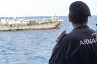 Armada de Chile vigila flota pesquera china en aguas nacionales
