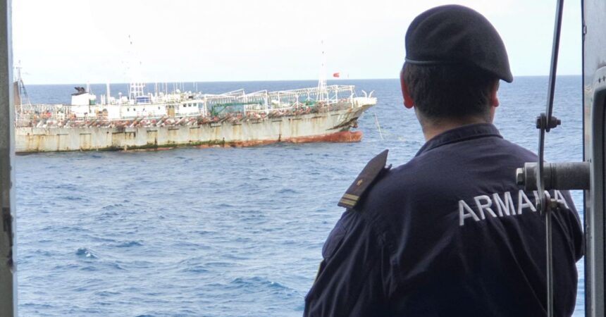 Armada de Chile vigila flota pesquera china en aguas nacionales