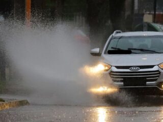 Esta es la multa por mojar peatones bajo la lluvia