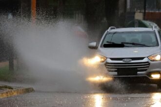 Esta es la multa por mojar peatones bajo la lluvia
