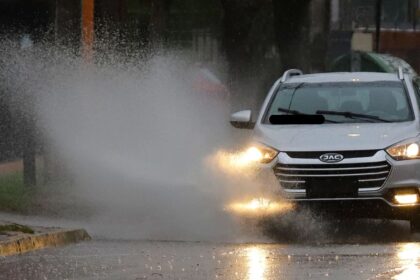 Esta es la multa por mojar peatones bajo la lluvia