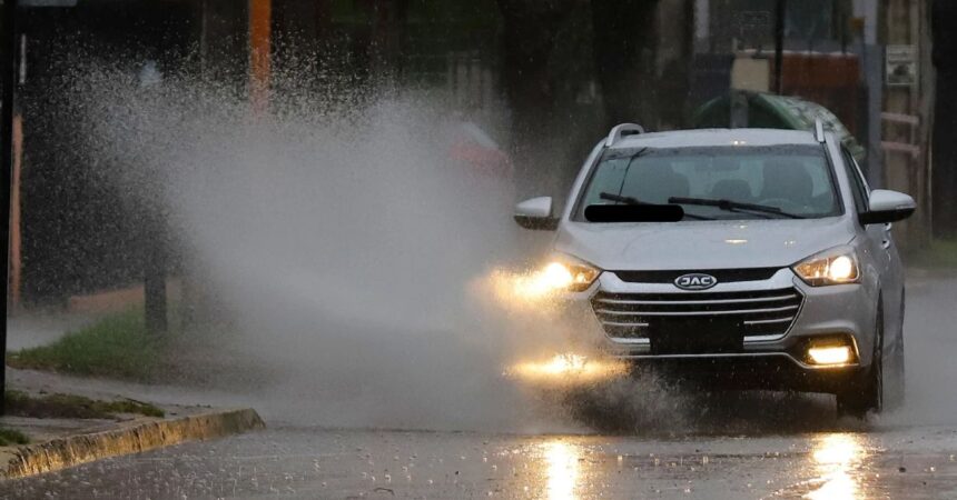 Esta es la multa por mojar peatones bajo la lluvia