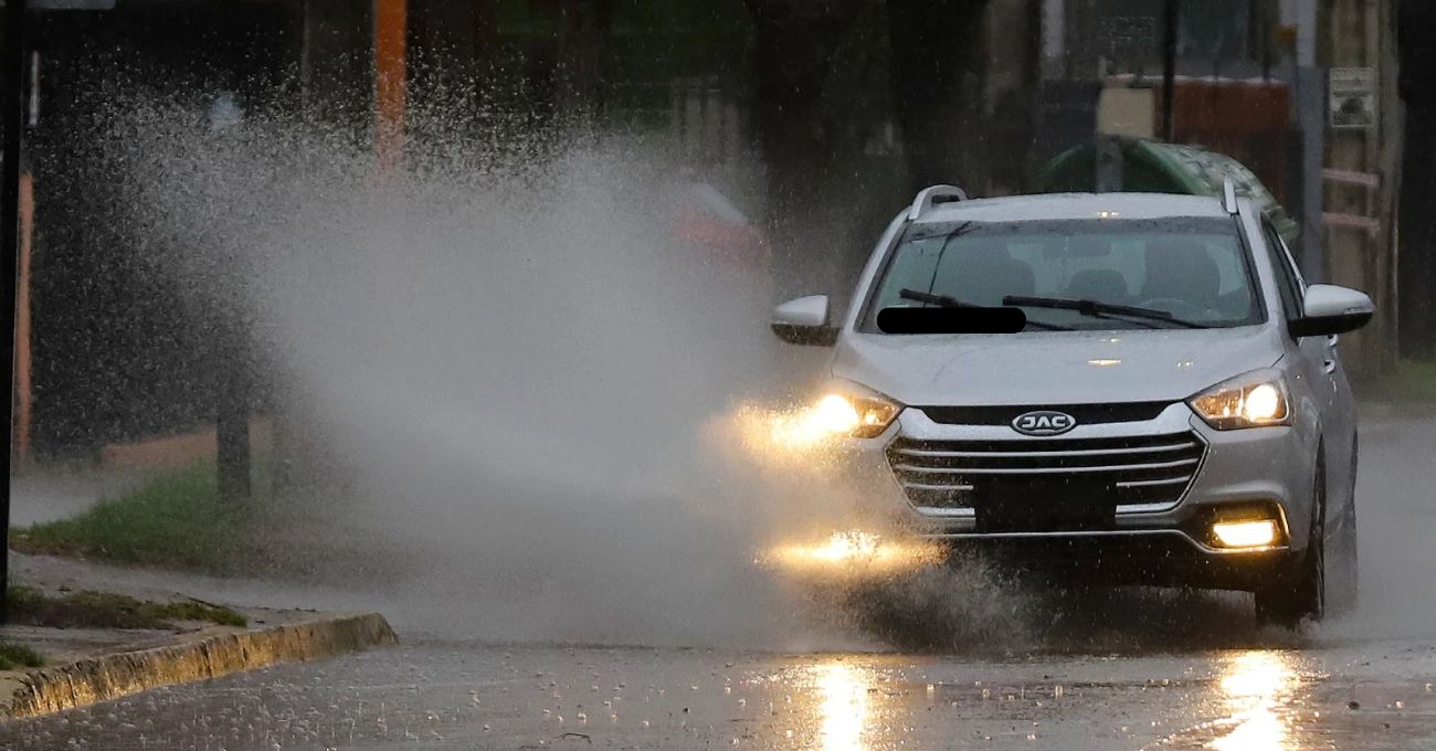Esta es la multa por mojar peatones bajo la lluvia