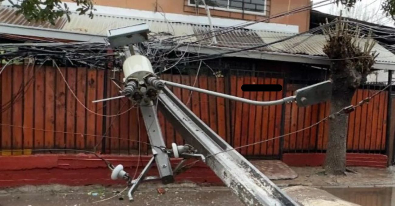 Mujer electrocutada en La Florida: Caída de poste con transformador