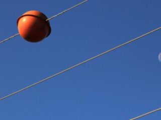 La importancia de las bolas naranjas en cables de alta tensión
