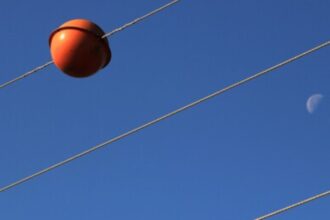La importancia de las bolas naranjas en cables de alta tensión