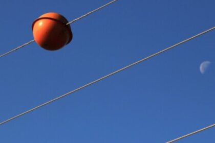 La importancia de las bolas naranjas en cables de alta tensión