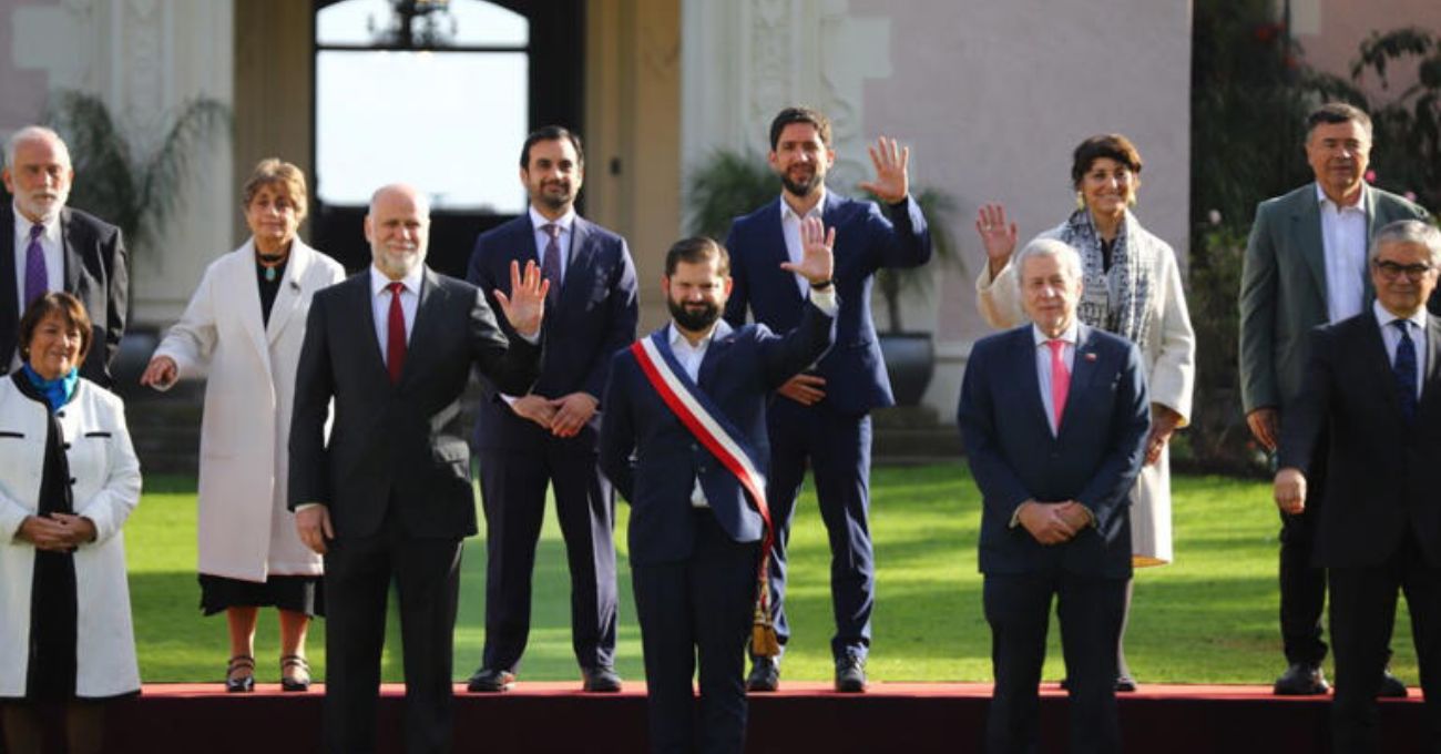 Diputado de RN exige devolución de millones por sesión fotográfica extravagantemente costosa