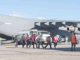 Tercer vuelo con chilenos deportados desde EE.UU. aterriza en Santiago