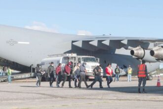 Tercer vuelo con chilenos deportados desde EE.UU. aterriza en Santiago