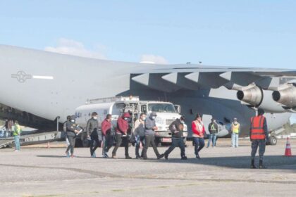 Tercer vuelo con chilenos deportados desde EE.UU. aterriza en Santiago