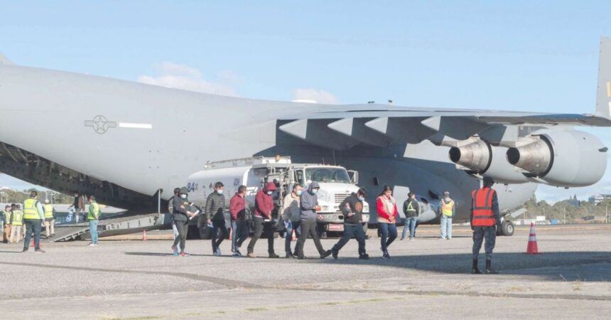 Tercer vuelo con chilenos deportados desde EE.UU. aterriza en Santiago