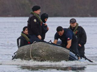 Hallan prendas y motor de embarcación de pescadores desaparecidos en San Pedro