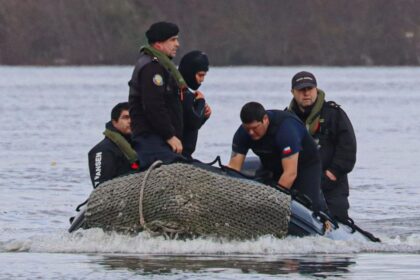 Hallan prendas y motor de embarcación de pescadores desaparecidos en San Pedro
