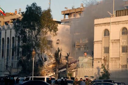 Israel afirma haber matado a comandantes iraníes al intensificar la Guerra