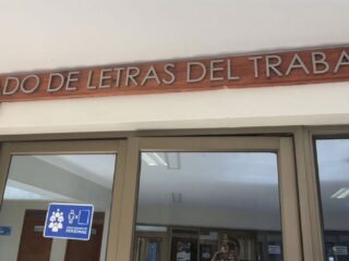 Profesora gana demanda por despido improcedente en Arica: recibe millonaria indemnización