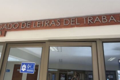 Profesora gana demanda por despido improcedente en Arica: recibe millonaria indemnización