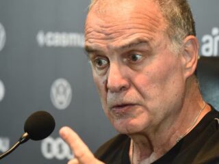 Marcelo Bielsa enfrenta incómodo momento en conferencia: rechazó participar en documental tras pregunta que lo descolocó