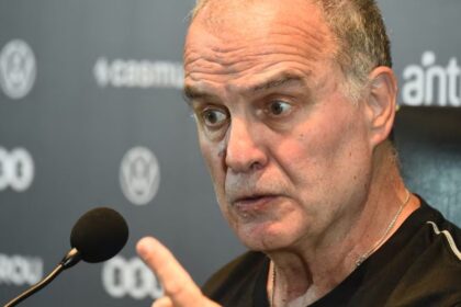 Marcelo Bielsa enfrenta incómodo momento en conferencia: rechazó participar en documental tras pregunta que lo descolocó
