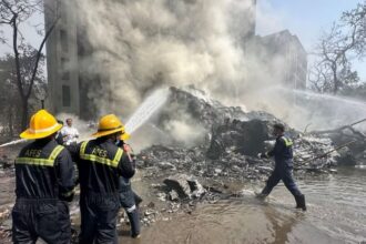 Avión con 242 personas se estrella en India y deja más de 200 muertos