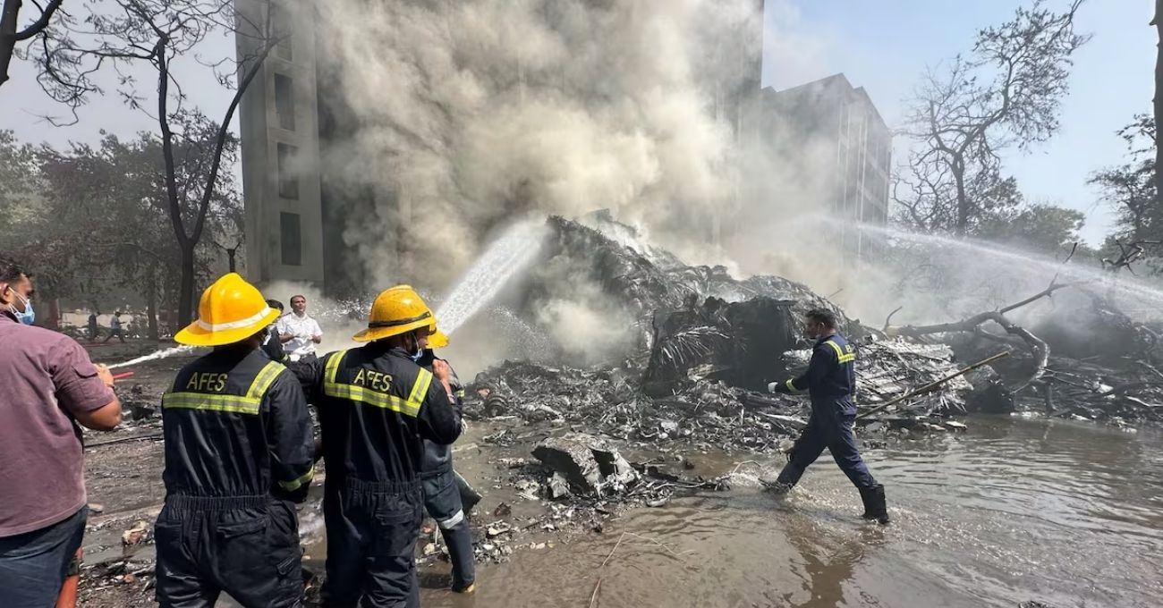 Avión con 242 personas se estrella en India y deja más de 200 muertos