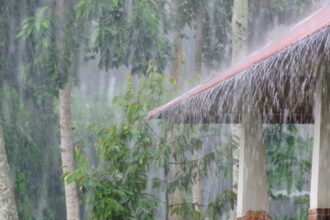 Meteorología emite aviso por intensas lluvias en la zona central: afectará a la RM y otras tres regiones