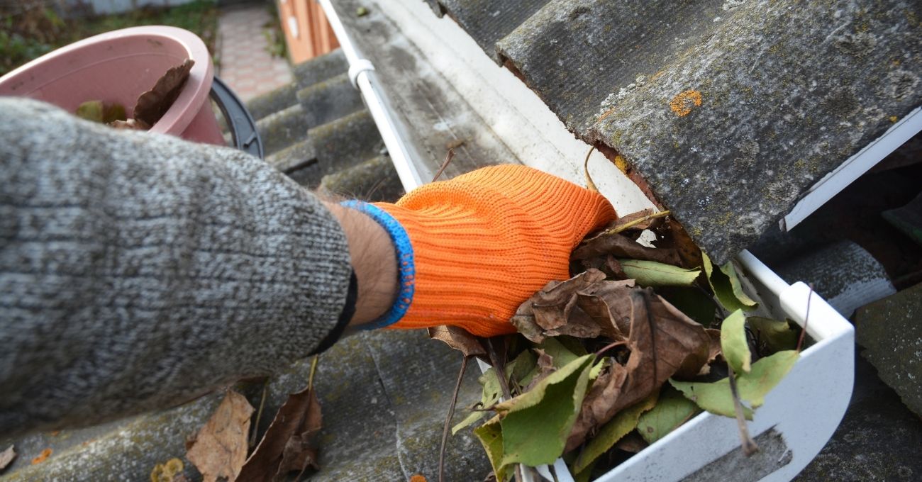 Alerta por lluvias en el centro sur: cómo limpiar las canaletas de tu casa antes del sistema frontal