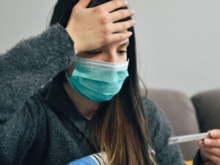 Nueva variante del COVID-19 provoca fuerte dolor de garganta: ¿qué se sabe hasta ahora?