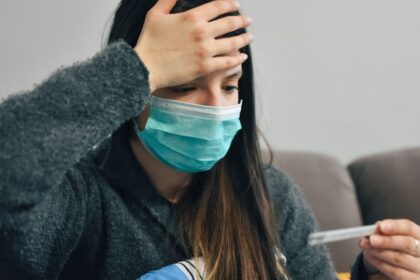 Nueva variante del COVID-19 provoca fuerte dolor de garganta: ¿qué se sabe hasta ahora?