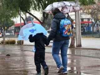 Suspenden clases y adelantan vacaciones por lluvias intensas en el centro sur de Chile