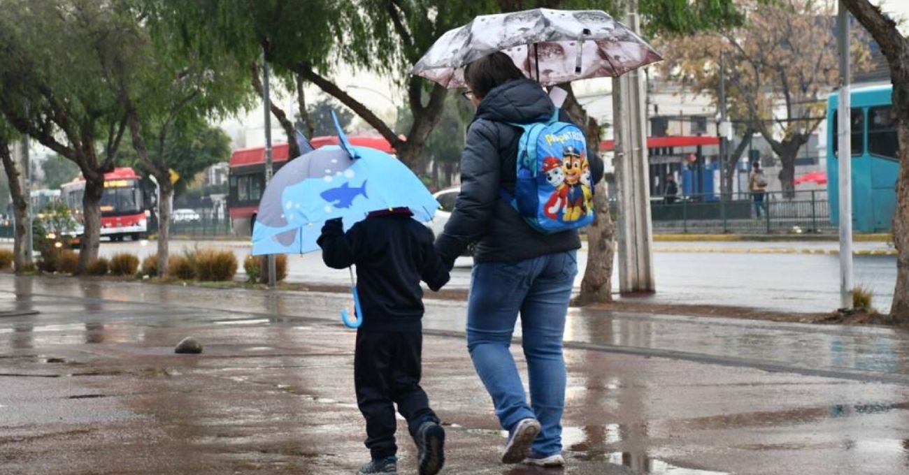 Suspenden clases y adelantan vacaciones por lluvias intensas en el centro sur de Chile
