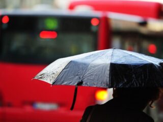 Mojar a un peatón con el auto tiene multa: lo que debes saber si manejas bajo la lluvia