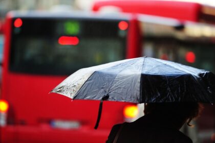 Mojar a un peatón con el auto tiene multa: lo que debes saber si manejas bajo la lluvia