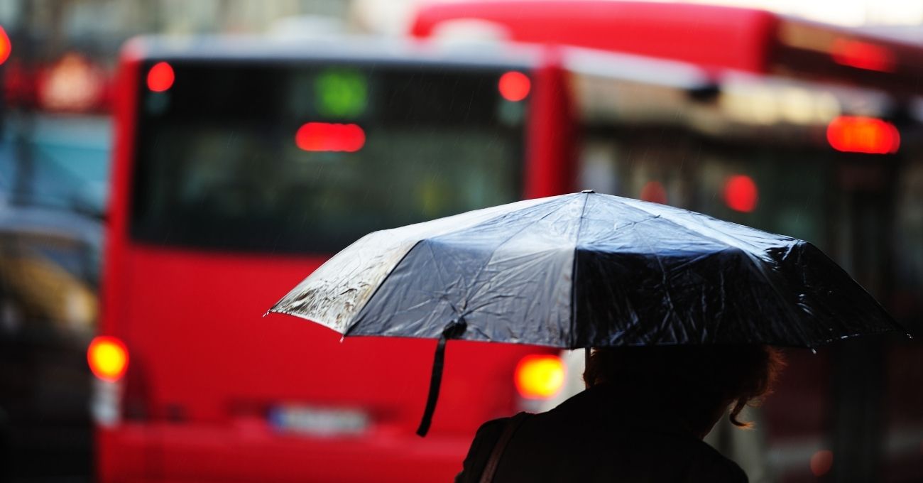 Mojar a un peatón con el auto tiene multa: lo que debes saber si manejas bajo la lluvia