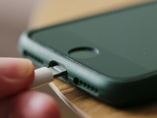 Tragedia en Ñuble: Adolescente muere electrocutado mientras usaba su celular conectado al cargador